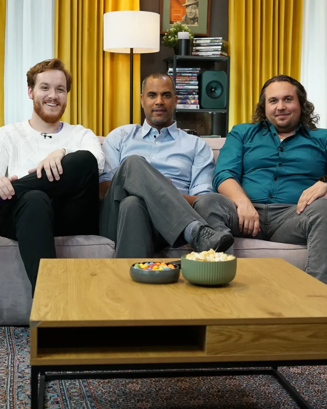 Drei Gesprächspartner auf dem Sofa des Sky-Talk-Sets.